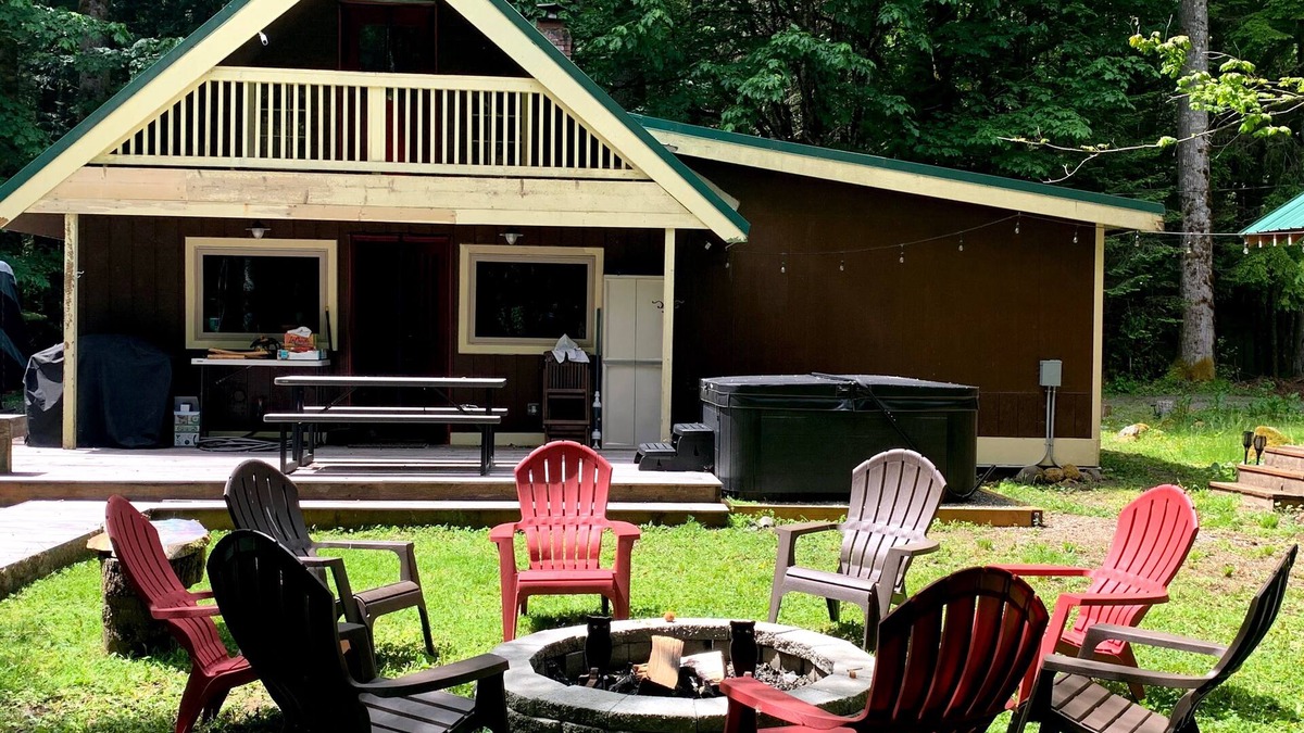 Greenwater Cabin | UPDATED-Peaceful Riverfront Cabin - Hot tub-Greenwater-Crystal Mtn. -Mt.Rainier