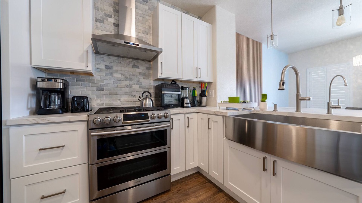 Spring Valley House | Updated premium Townhouse minutes away from strip and airport