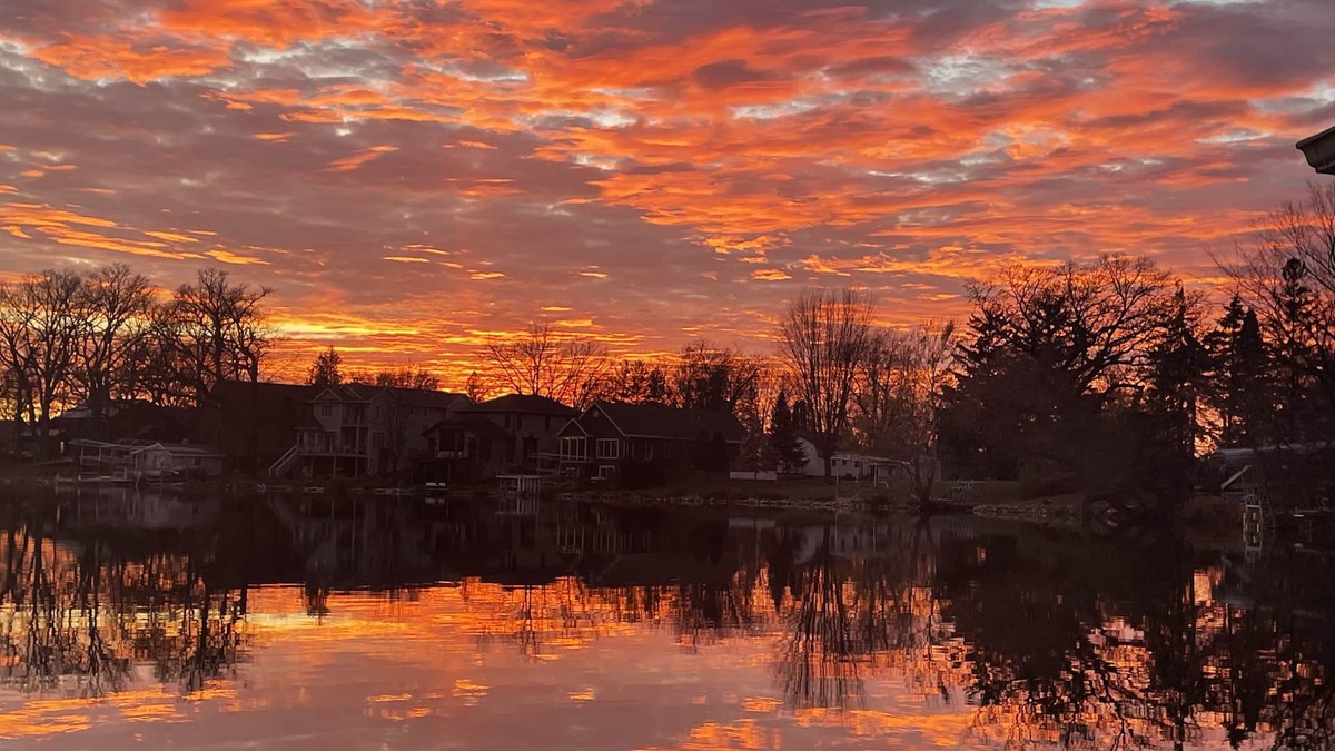 Fond du Lac House | Updated private lake home-minutes from Fond du Lac, 20 minutes from EAA.