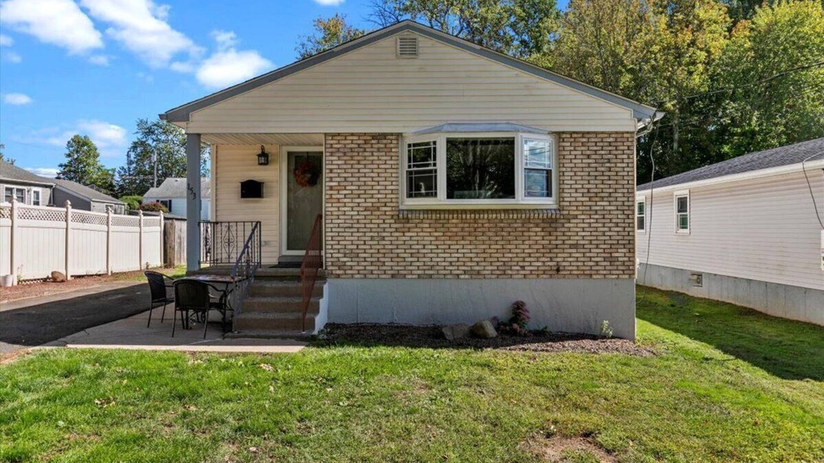 West Haven House | Updated ranch Home 4 minutes from the beach on a quiet end street.