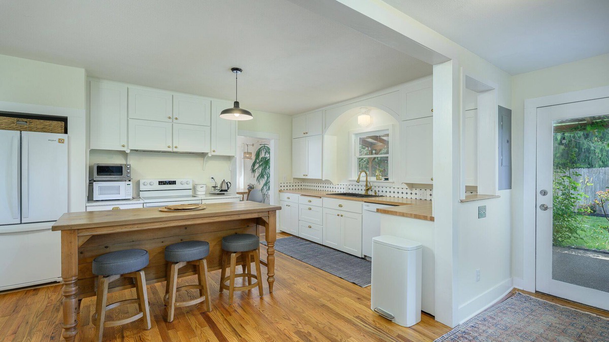 Carlton House | Updated & Rustic 1912 Carlton Farmhouse - in Town!