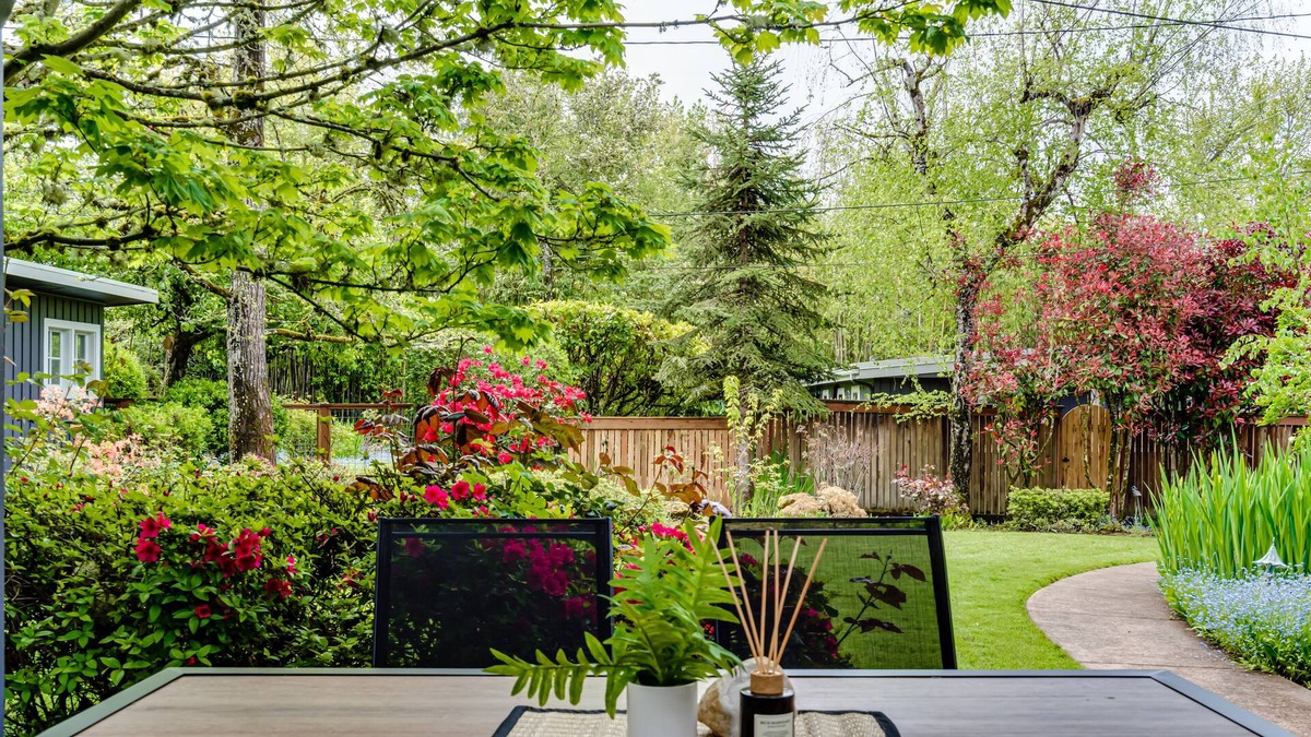 Amazon House | Updated South University-4 blocks to UO. Luxe + Comfort w/ 2 Suites!