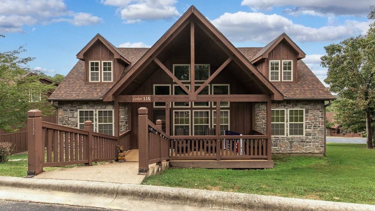 Reeds Spring Cabin | Updated Stonebridge Lodge, Log Beds, Deck with TV and Large Grill , Open Yard | 115