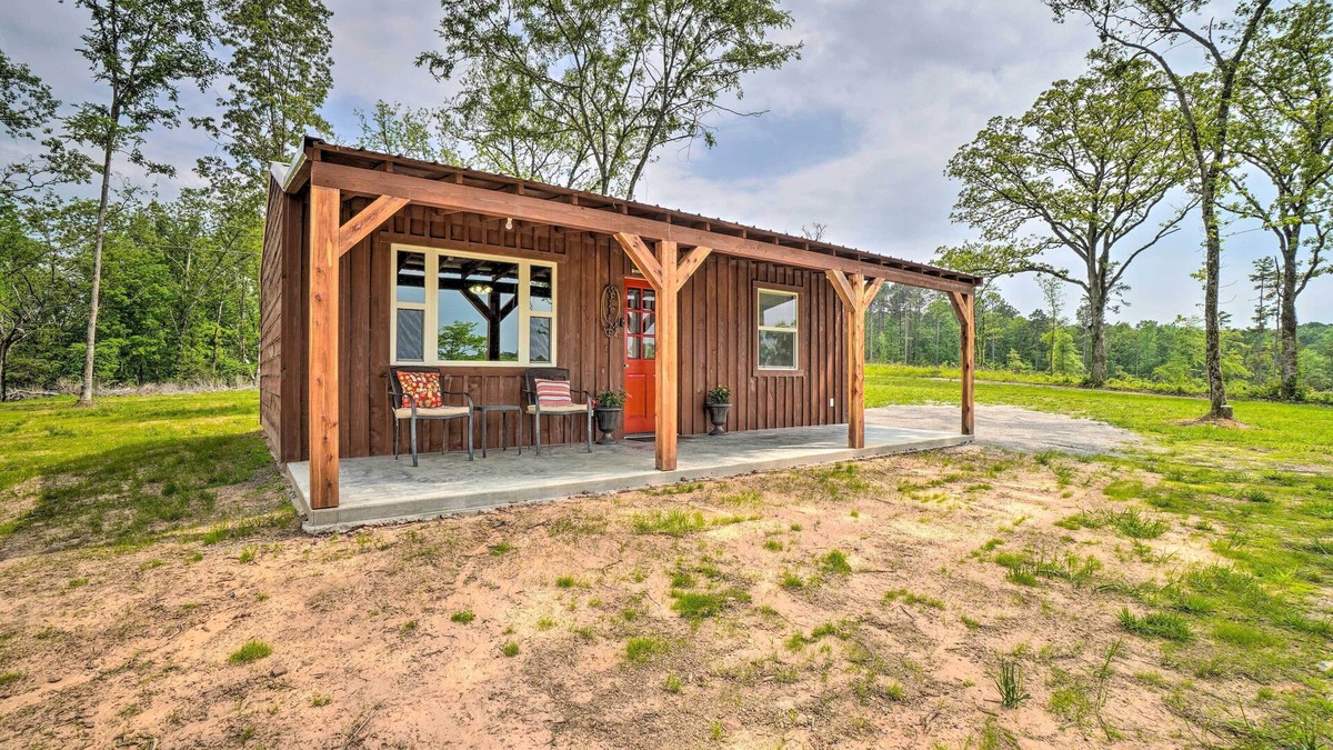 Ozark Cabin | Updated Studio Cabin in Ozark w/Yard & Mtn View