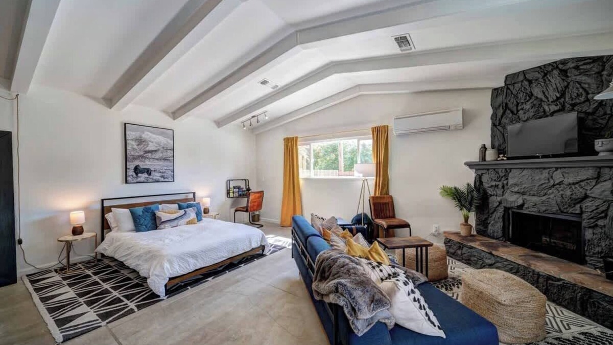 Redding House | Updated Studio near Central Redding w/Hot Tub