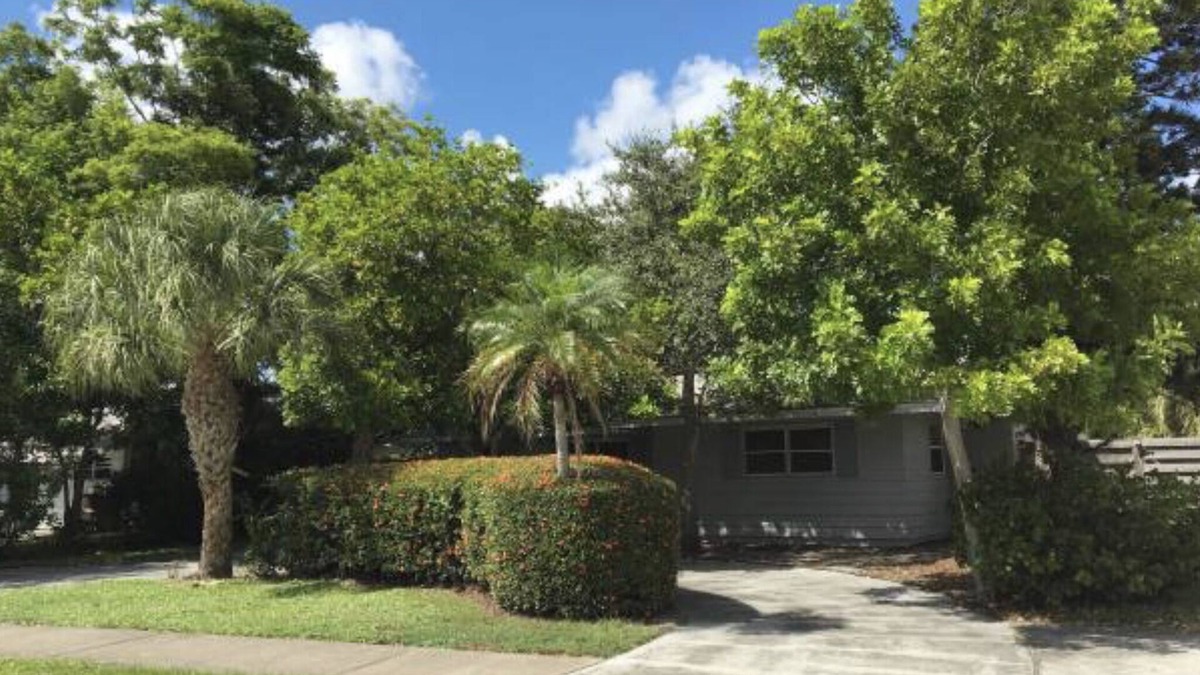 Downtown House | Updated,Sunny Cottage🌴near famous beaches🏝half mile to Downtown