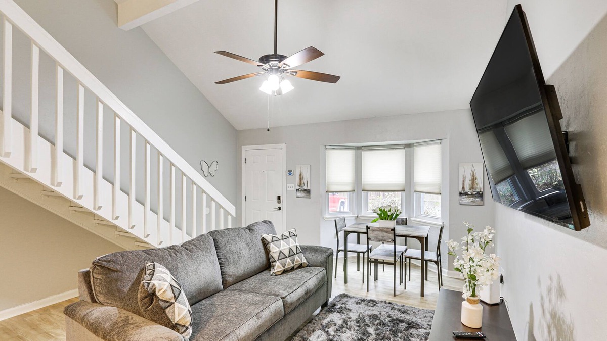 Tallahassee House | Updated Tallahassee Townhome: 3 Mi to Downtown!