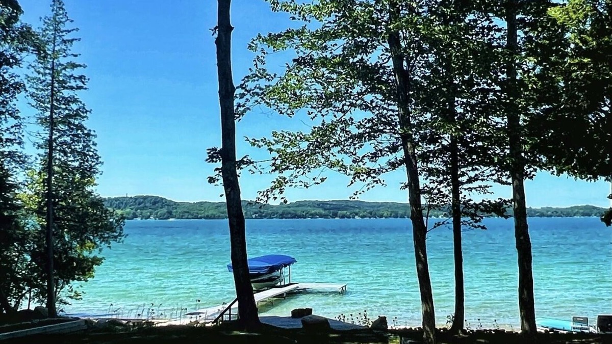 Bellaire House | UPDATED TORCH LAKE HOME 5BD/3BA w/PRIV BEACH