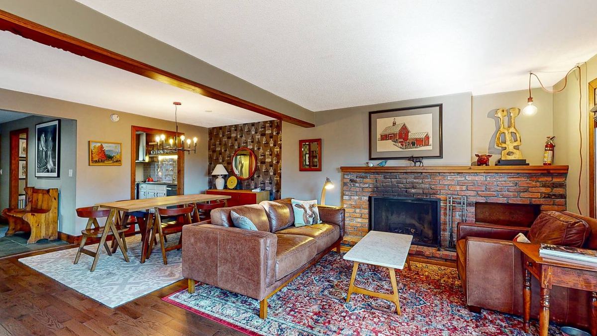Quechee House | Updated townhome with excellent Green Mountains views - AC, office