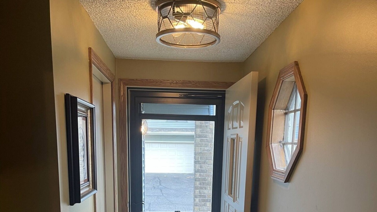 New Brighton House | Updated townhouse gem in Minneapolis suburb