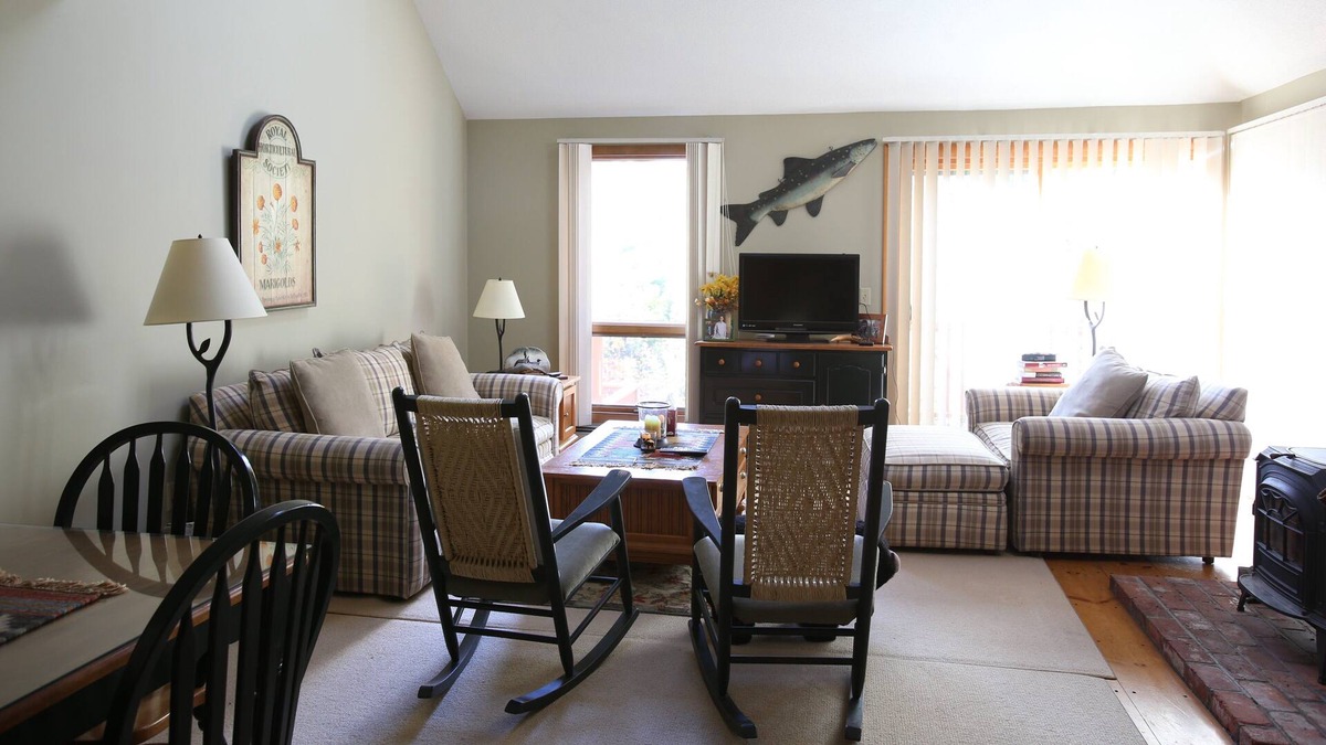 Grantham Condo | Updated two bedroom condo in the South Shore Heights of Eastman.