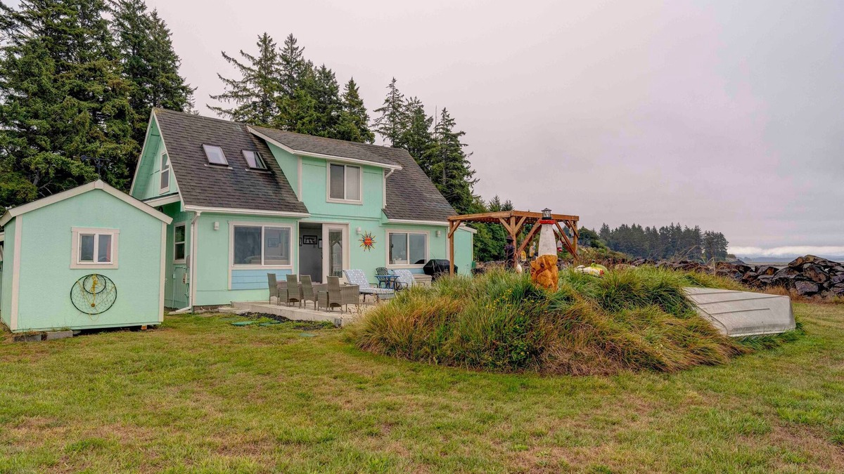 South Bend House | Updated Waterfront Cottage w/Bay Views