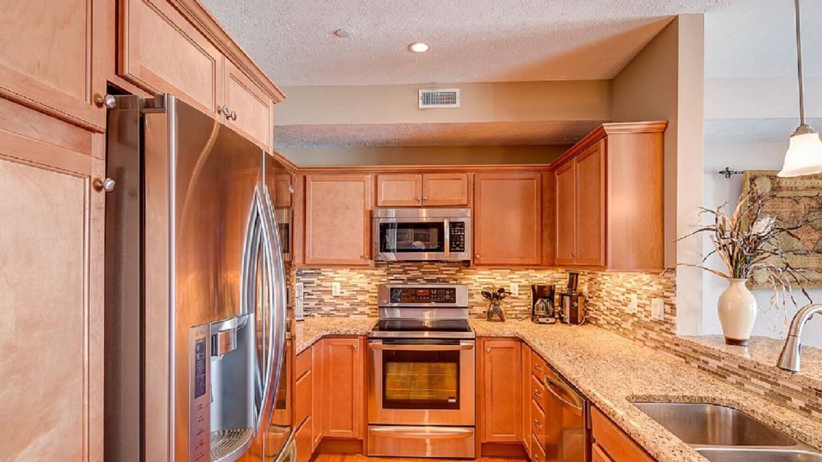 Geneva-on-the-Lake Condo | UPGRADED 2BR/2BA LAKEFRONT CONDO 305 Private Beach/BalconynRent 3/4th free-ask!