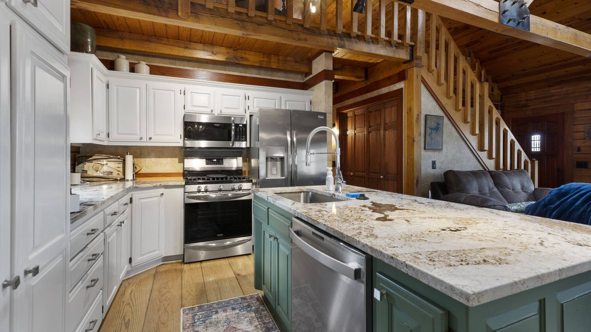 Rogers Cabin | Upgraded Cabin + Guest house on the lake! *hot tub*