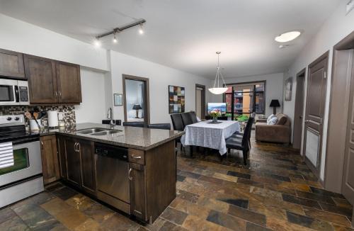 South Pandosy Apartment | Upgraded lakeside resort dream vacation home