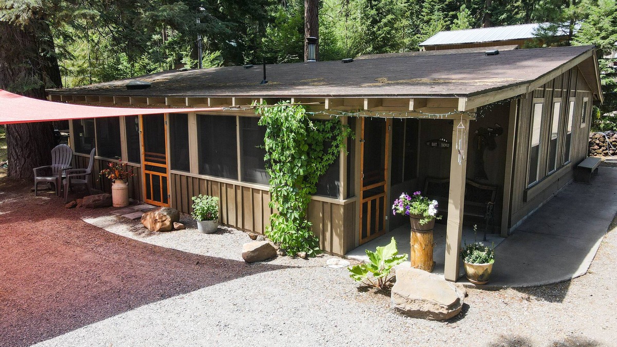 Klamath Lake House | Upgraded Rustic Themed Retreat w/screened porch in Rocky Point.