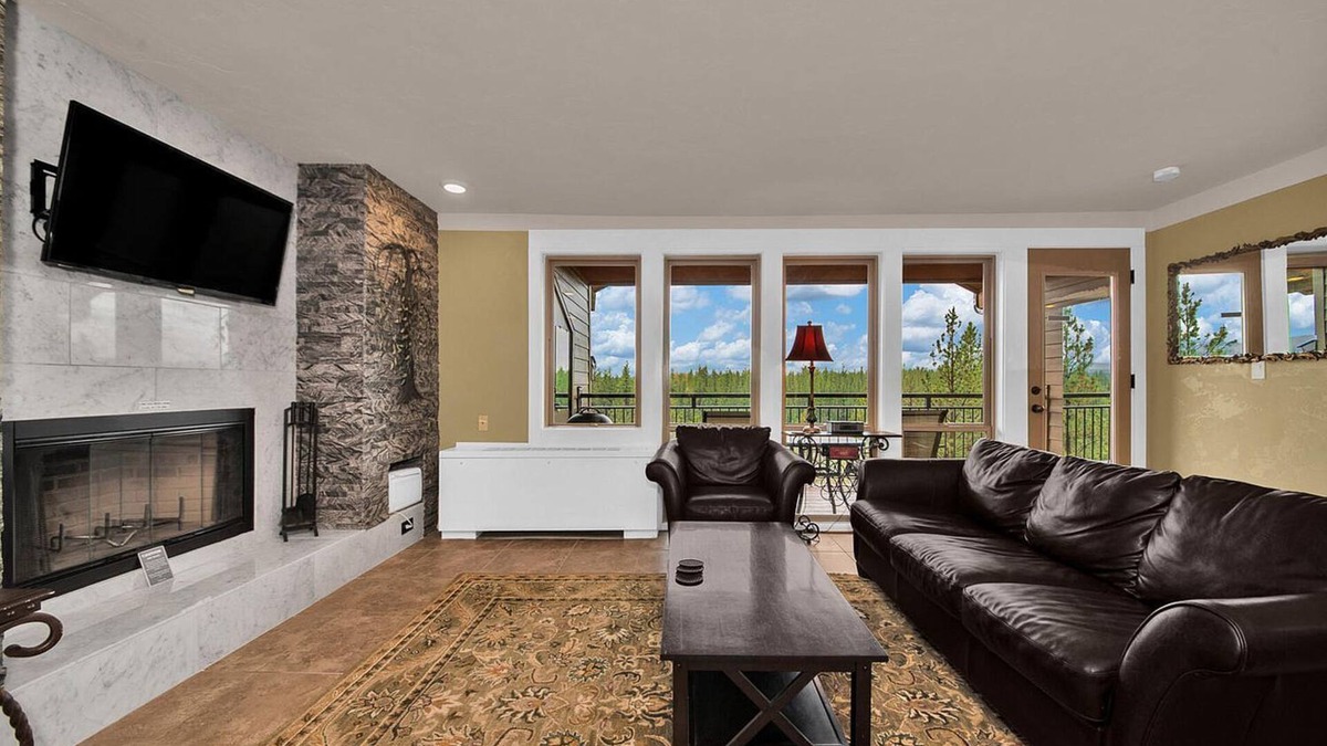 Bend Condo | Upgraded top floor condo with breathtaking views