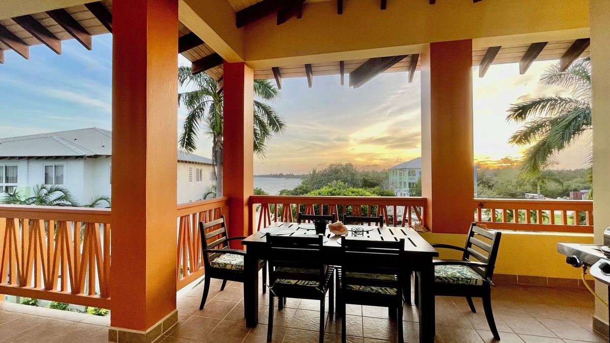 Cocoplum Condo | Uplifting 'Hummingbird' Penthouse Condo