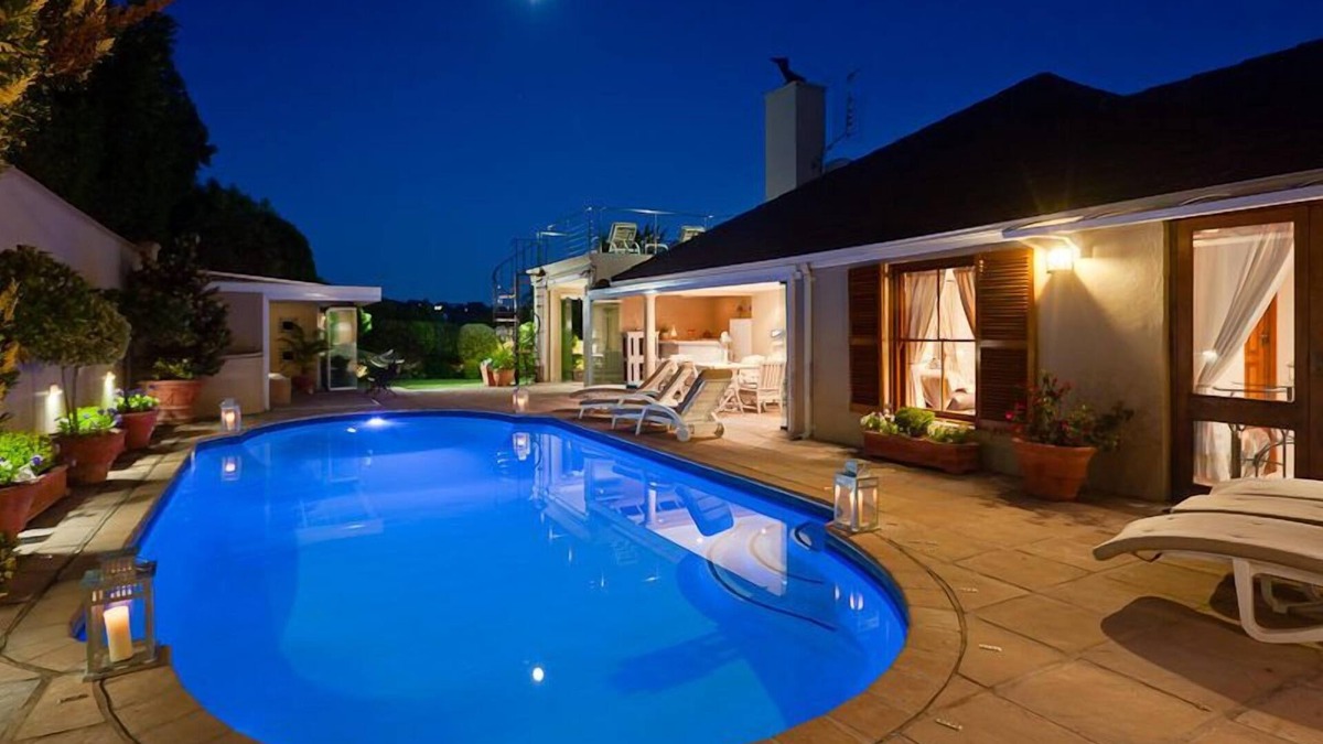 Constantia Villa | Upmarket Tuscan Villa sleeps 12 With Heated pool & Jacuzzi