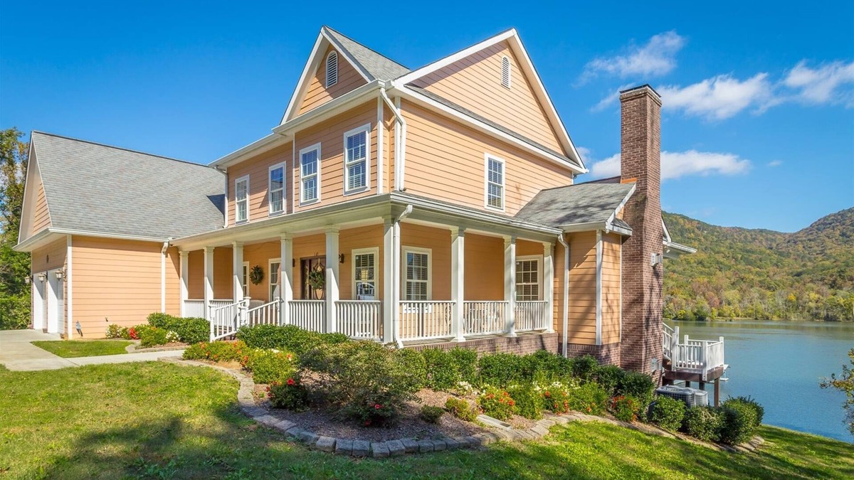 Chattanooga House | Upper and Lower Cove | Large Main Home on the Tennessee River! | 4 Bed, 3.5 Bath