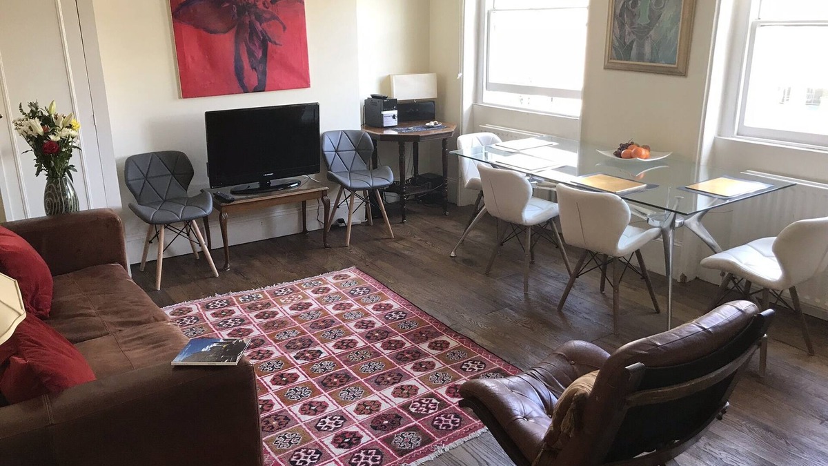 Larkhall Apartment | Upper Apartment in listed Georgian Town House in South Central London
