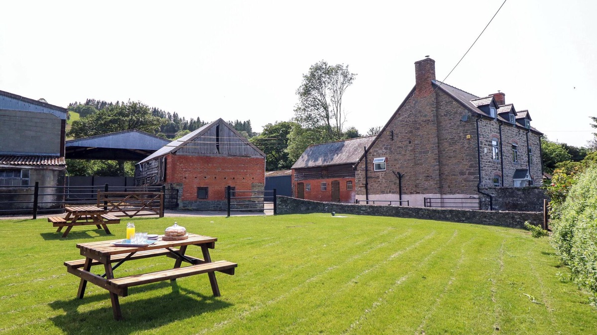 Welshpool Cottage | UPPER DOLARDDYN, pet friendly, with open fire in Castle Caereinion