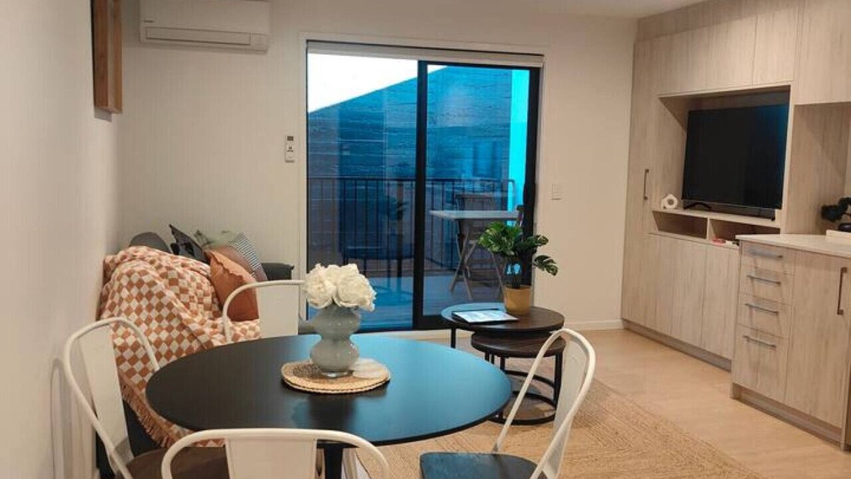 Christchurch City Centre House | Upper floor studio 1 bed 1 bath with sofa bed