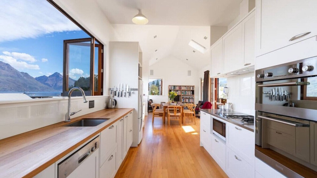 Queenstown City Centre House | Upper Gardens | 4 min walk to town | 2 min walk to the lakefront