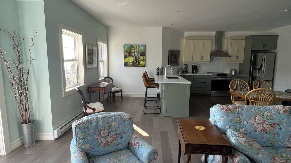 Little Pond Apartment | Upper level end unit