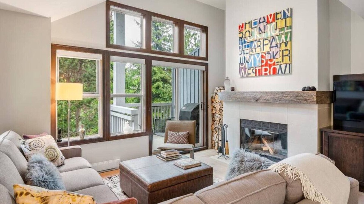 Blackcomb Villa | Upper Village 3BR:Sleeps 6,Hot tub,Patio+BBQ,Free Parking & Steps from Golf Course!