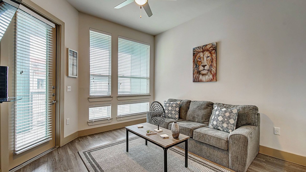 Spring Apartment | ★ Upscale 1 BR King Bed ★ Ideal for longer stays