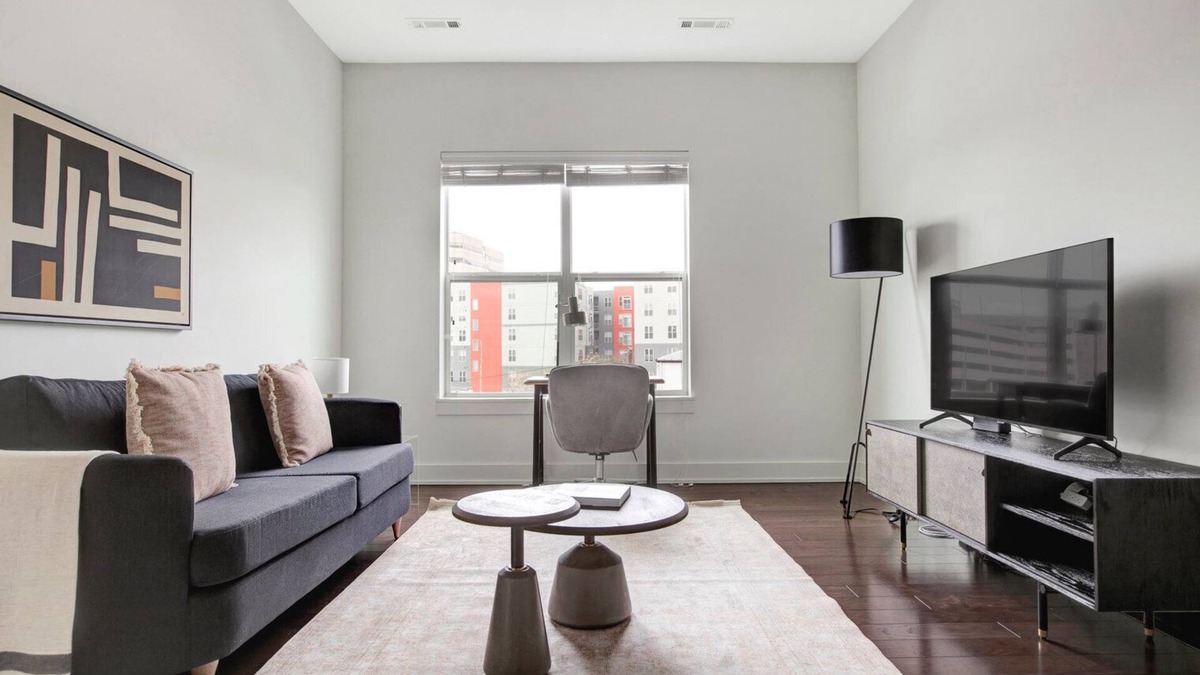 Cambridge Apartment | Upscale 1B w/W/D. Lots of amentities; Gym, Theatre, Pool. by Blueground
