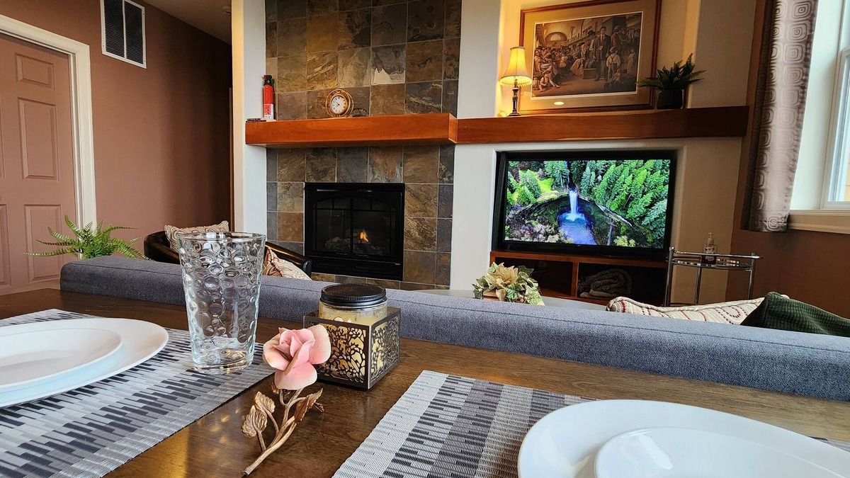 Thurston Apartment | Upscale 2-bedroom Daylight Apartment in Springfield