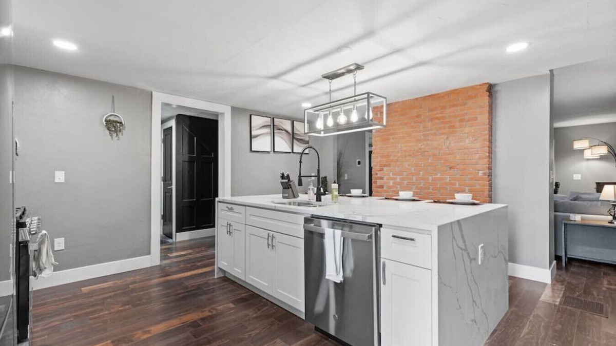 Shadyside Apartment | Upscale 2 Story Apartment w/8 beds| Free Parking