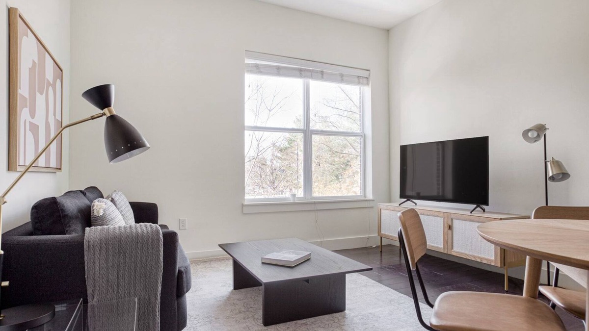Cambridge Apartment | Upscale 2B w/W/D. Lots of amentities; Gym, Theatre, Pool. by Blueground