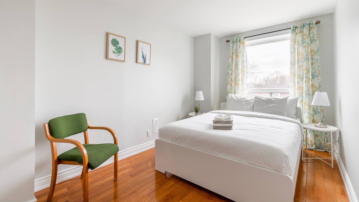 Little Italy Apartment | Upscale 2BR Condo - Heart Of Trinity Bellwoods!