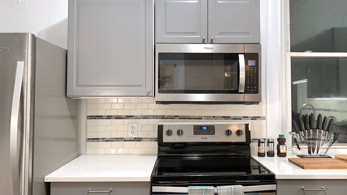 CUF House | Upscale 3 BR near UC, DAAP, CCM, Hospital and Zoo w/Parking and Laundry, 2FL