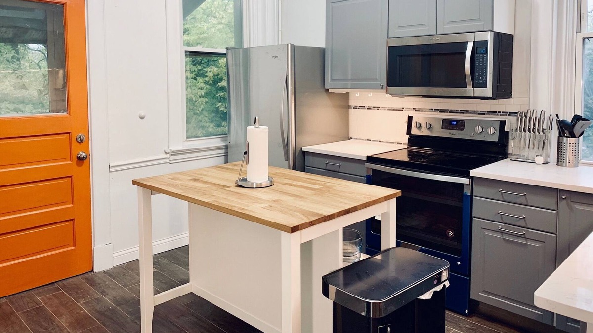 CUF House | Upscale 3 BR near UC, DAAP, CCM, Hospital and Zoo w/Parking and Laundry, 1FL