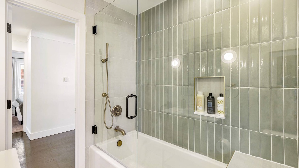 Oak Park House | Upscale 5BR/3BA w/Jacuzzi