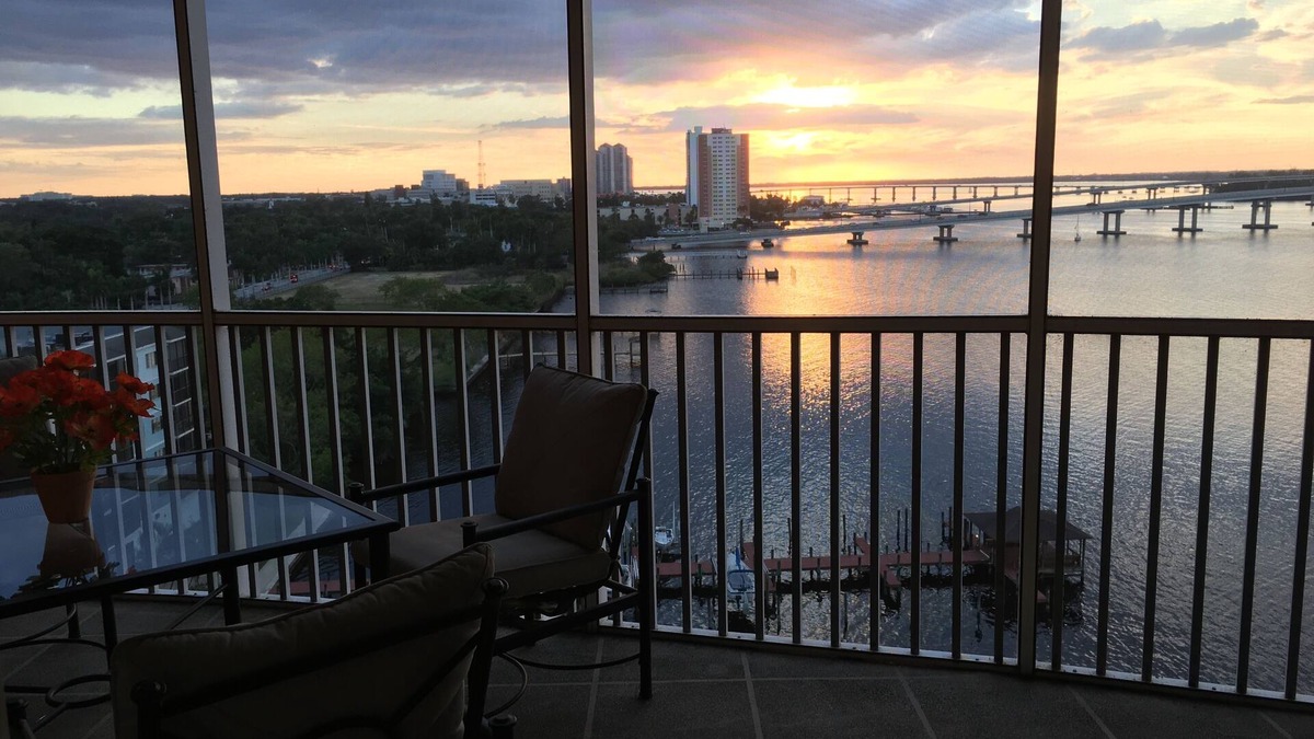 East 1st Street Condo | Upscale 9th Floor Water-Front 3 Br Condo In Downtown Fort Myers: 30 day minimum