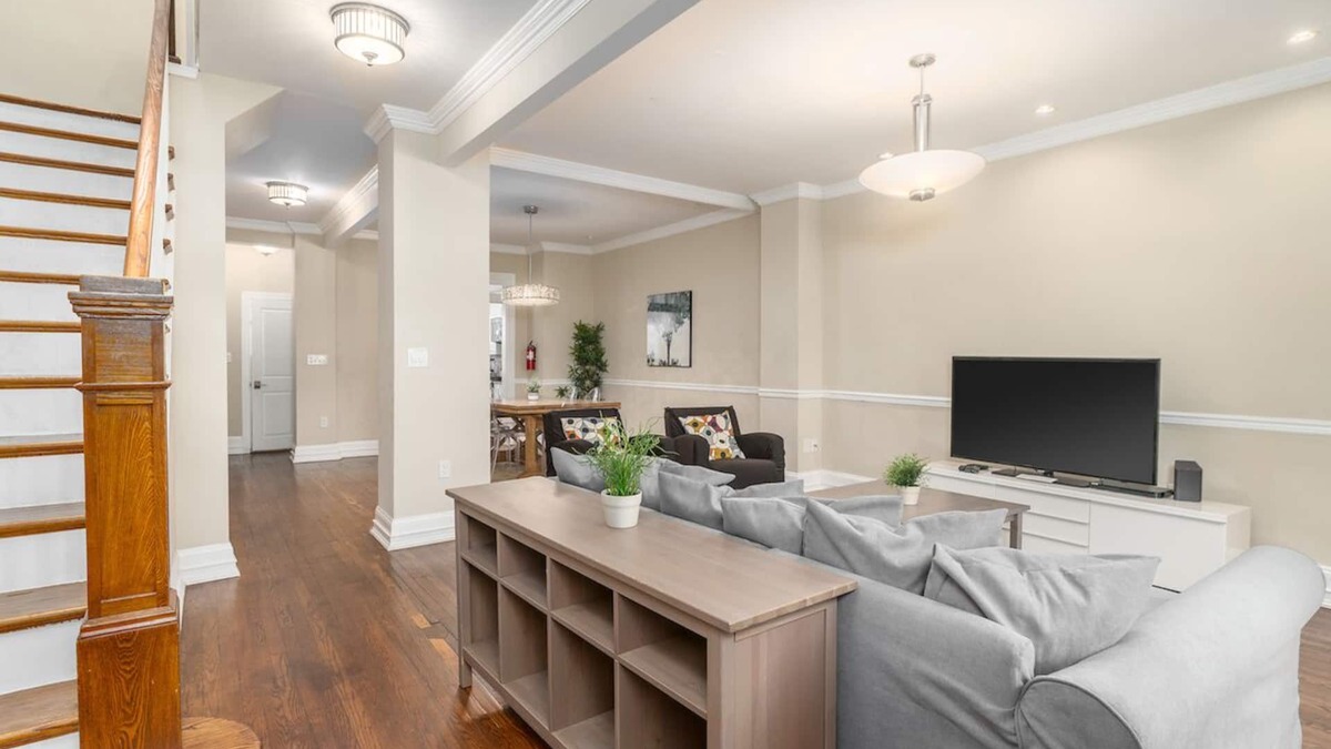 Woodley Park House | Upscale and Classy Woodley Park 3 Floor Home