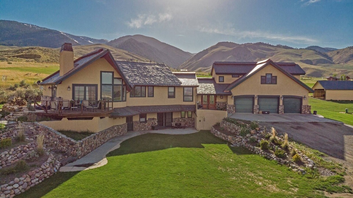 Salmon Apartment | Upscale Apartment with Panoramic Views