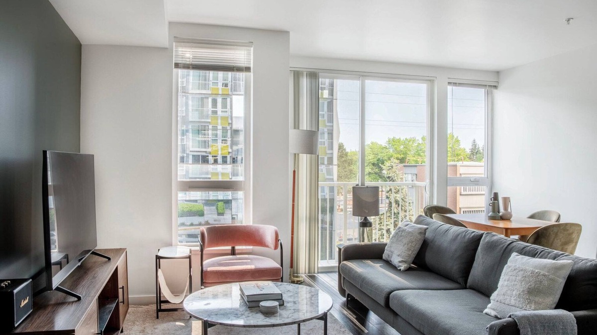 Wilburton Apartment | Upscale Bellevue Jr 1BR w/Lounge, Gym & W/D, nr Shops, by Blueground