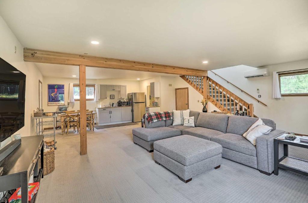 Bend House | Upscale Bend Barn with Deck - Close to Trails!