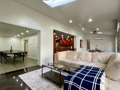 Richmond Hill Villa | Upscale & Bright 6 Bedroom 3 Bathroom House