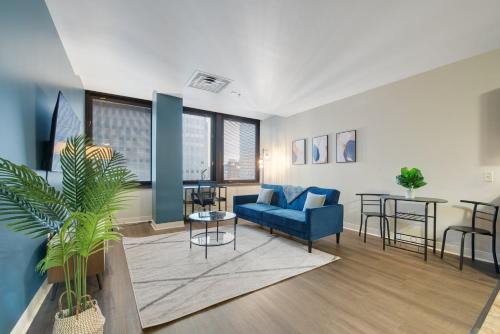 Downtown Pittsburgh Apartment | Upscale Charm PRIME LOCATION CITY VIEWS 24-7 Gym Lounge Roku
