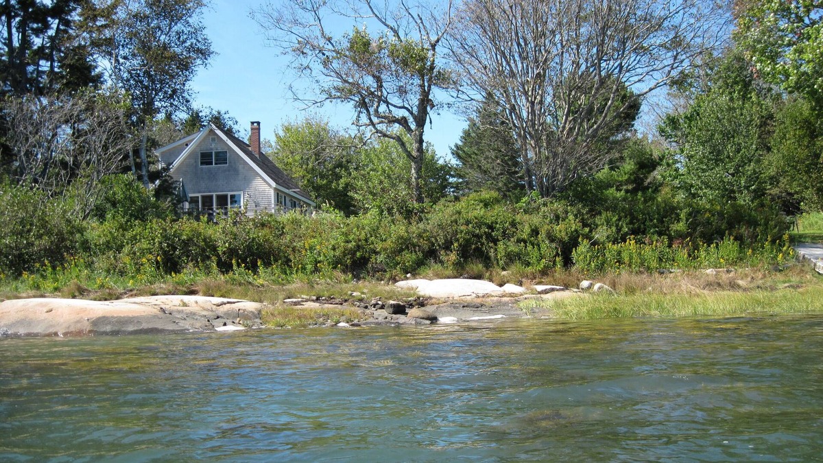 Spruce Head House | Upscale Charming Chalet Style Cottage