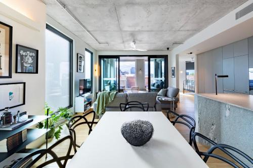Collingwood Apartment | Upscale Collingwood Retreat - High-End Apartment with Car Park