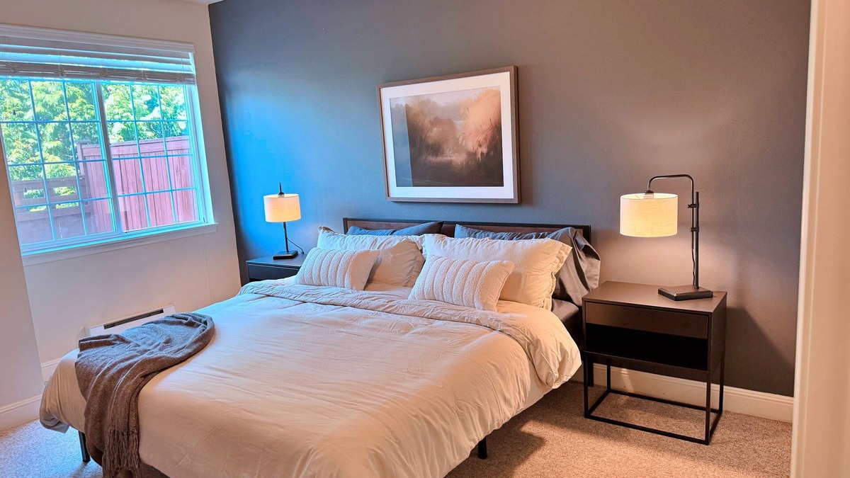 Renton Condo | Upscale Condo in Central Renton – Convenient to Airport, Hospitals & Downtown