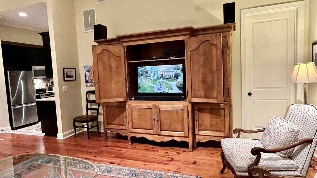 Oxford Condo | Upscale Condo Right on The Square!